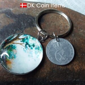 Denmark coin keychain. 2 ore C initial 1941 coin + cabochon with Tree on a hill picture.