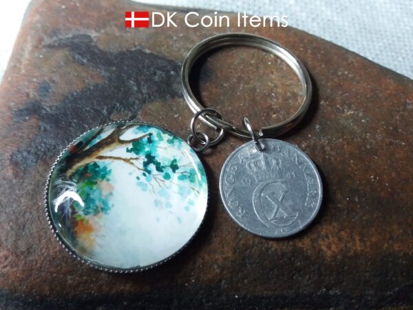 Denmark coin keychain. 2 ore C initial 1941 coin + cabochon with Tree on a hill picture.