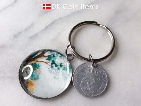 Denmark coin keychain. 2 ore C initial 1941 coin + cabochon with Tree on a hill picture.