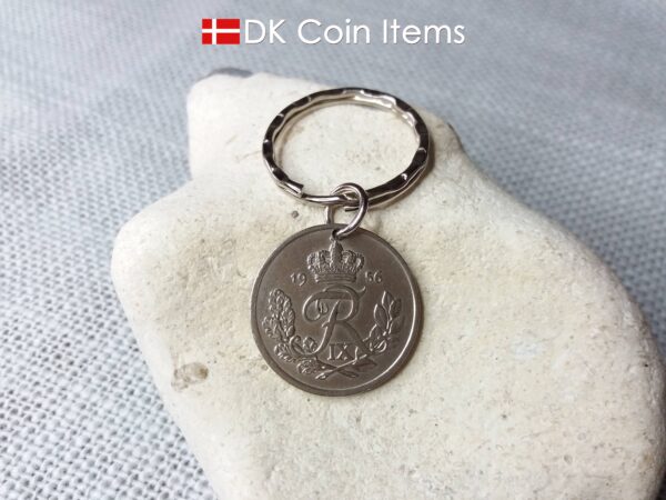 Denmark 1956 R coin keychain. 68 year old Danish 25 ore as coin pendant on pattern keyring. Danish vintage coin souvenir.