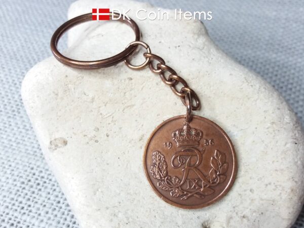 Denmark 1956 R coin keychain. 68 year old Danish 25 ore as coin pendant on keyring with chain. Danish vintage coin souvenir.