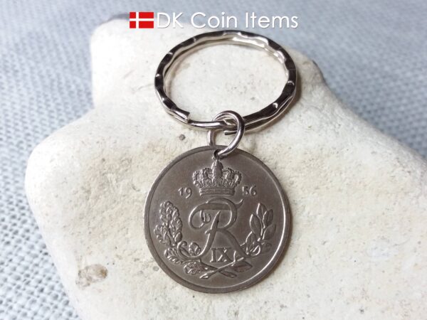 Denmark 1956 R coin keychain. 68 year old Danish 25 ore as coin pendant on pattern keyring. Danish vintage coin souvenir.