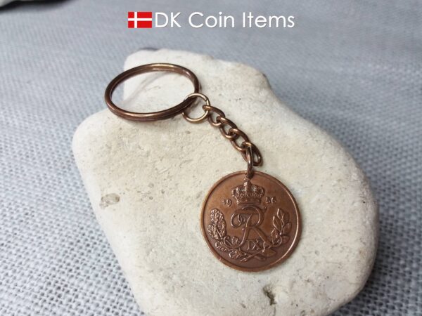 Denmark 1956 R coin keychain. 68 year old Danish 25 ore as coin pendant on keyring with chain. Danish vintage coin souvenir.