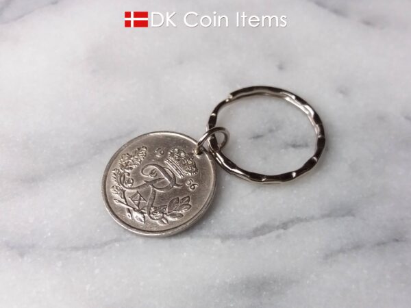 Denmark 1956 R coin keychain. 68 year old Danish 25 ore as coin pendant on pattern keyring. Danish vintage coin souvenir.