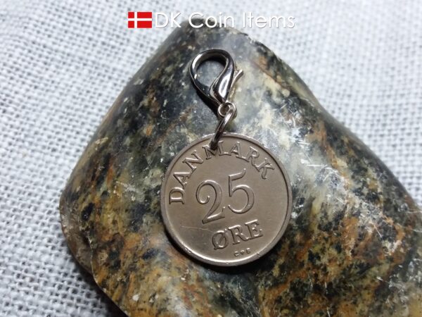 Denmark 1958 R coin charm. 66 year old Danish 25 ore as coin pendant on lobster claw. Danish vintage coin souvenir.