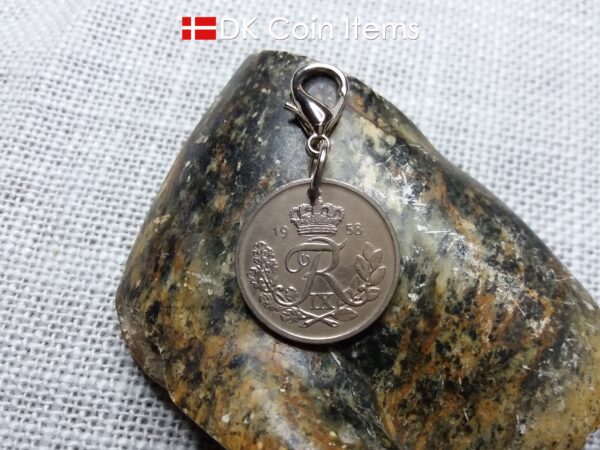 Denmark 1958 R coin charm. 66 year old Danish 25 ore as coin pendant on lobster claw. Danish vintage coin souvenir.