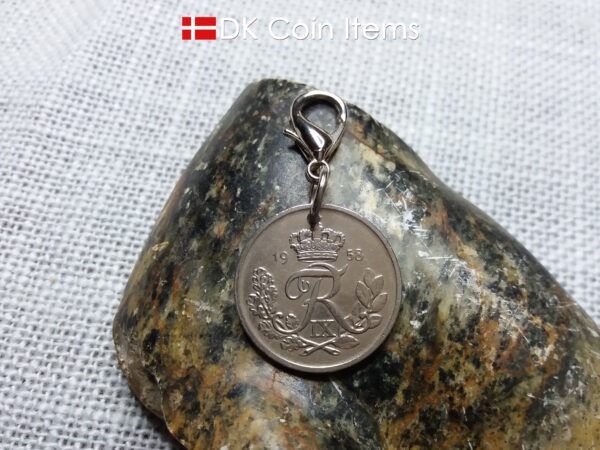 Denmark 1958 R coin charm. 66 year old Danish 25 ore as coin pendant on lobster claw. Danish vintage coin souvenir.