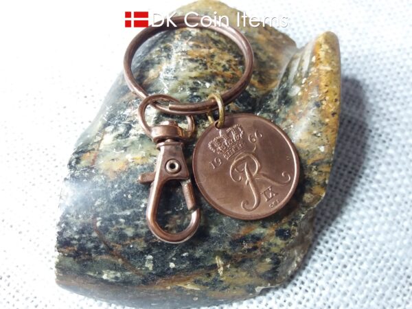 Denmark 1966 R coin keychain. 58 year old Danish 25 ore coin pendant copper plated decoratively. Vintage souvenir