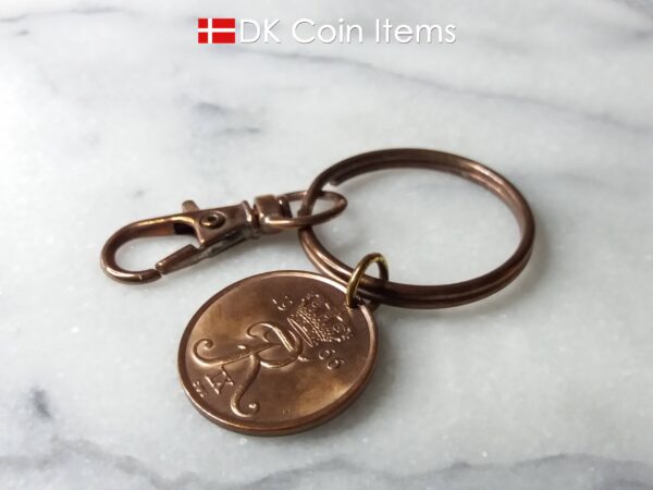 Denmark 1966 R coin keychain. 58 year old Danish 25 ore coin pendant copper plated decoratively. Vintage souvenir