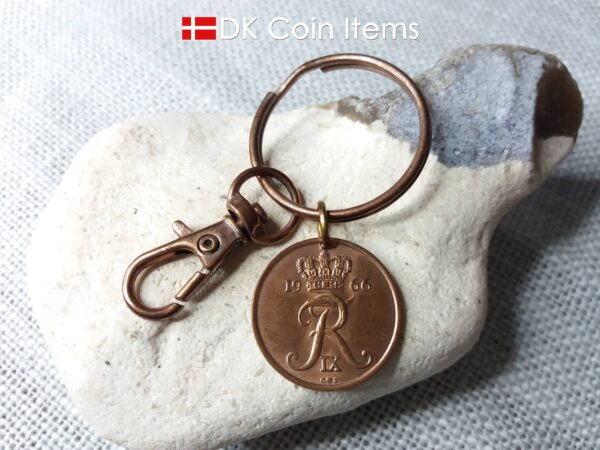 Denmark 1966 R coin keychain. 58 year old Danish 25 ore coin pendant copper plated decoratively. Vintage souvenir