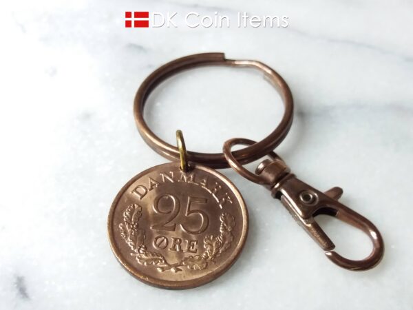 Denmark 1966 R coin keychain. 58 year old Danish 25 ore coin pendant copper plated decoratively. Vintage souvenir