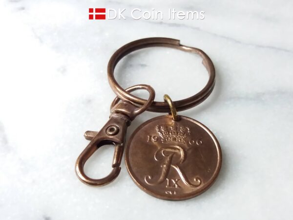 Denmark 1966 R coin keychain. 58 year old Danish 25 ore coin pendant copper plated decoratively. Vintage souvenir