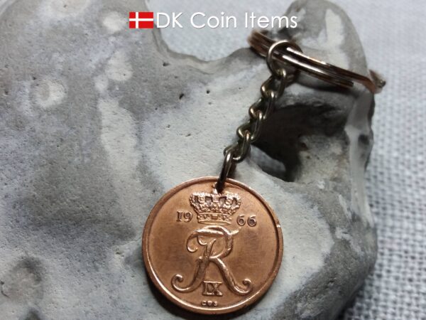 Denmark 1966 R coin keychain. 58 year old Danish 25 ore coin pendant copper plated decoratively. Vintage souvenir coin