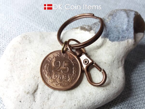 Denmark 1966 R coin keychain. 58 year old Danish 25 ore coin pendant copper plated decoratively. Vintage souvenir