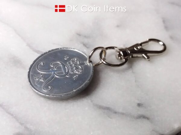 Denmark 1961 R coin keychain. 63 year old Danish 5 ore as coin pendant on trigger clip