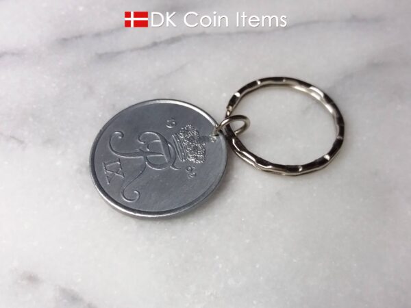 Denmark 1962 R initial coin keychain. 62 year old Danish 5 ore as coin pendant on pattern keyring.