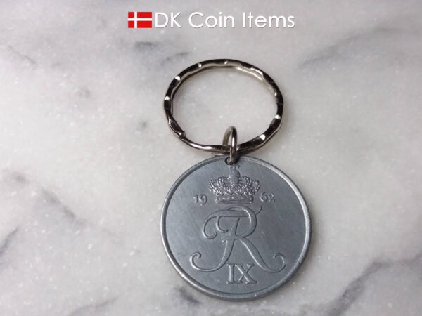 Denmark 1962 R initial coin keychain. 62 year old Danish 5 ore as coin pendant on pattern keyring.