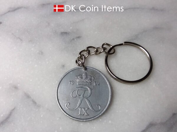 Denmark 1962 R initial coin keychain. 62 year old Danish 5 ore as coin pendant on keyring with chain.