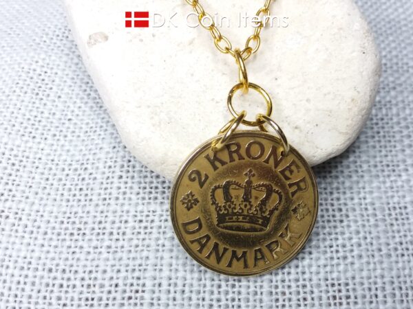 Denmark 99 year Crown C-initial coin necklace. Golden coin pendant 2 kroner 1925 on 4 rings