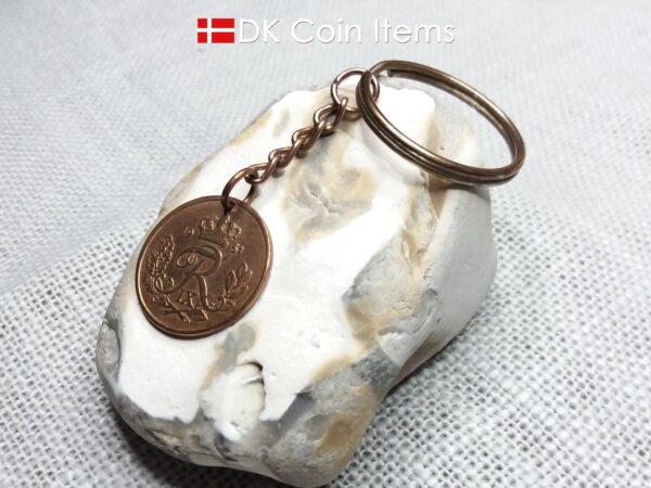 Denmark 1951 R coin keychain. 73 year old 25 ore coin pendant copper plated decoratively. 73rd birthday gift. Danish vintage coin souvenir.