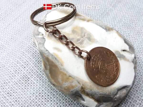 Denmark 1951 R coin keychain. 73 year old 25 ore coin pendant copper plated decoratively. 73rd birthday gift. Danish vintage coin souvenir.