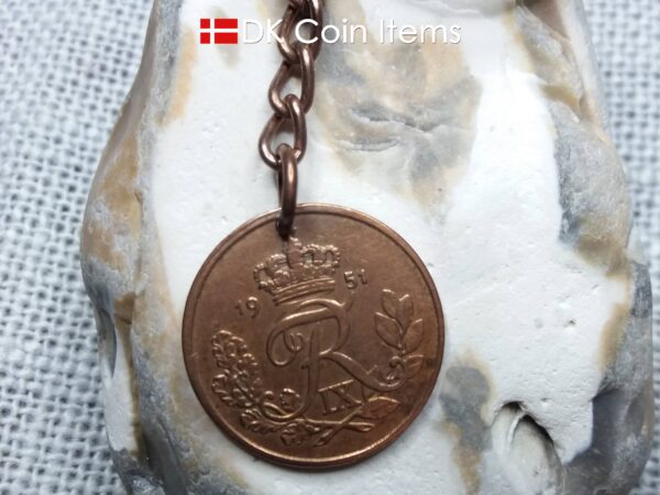 Denmark 1951 R coin keychain. 73 year old 25 ore coin pendant copper plated decoratively. 73rd birthday gift. Danish vintage coin souvenir.