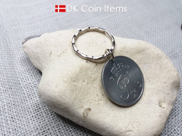 1962 coin keychain with 62 year old Danish Crown R-initial 5 ore as pendant on pattern keyring