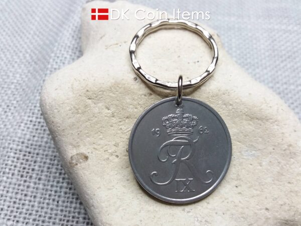 1962 coin keychain with 62 year old Danish Crown R-initial 5 ore as pendant on pattern keyring