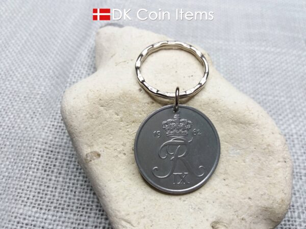 1962 coin keychain with 62 year old Danish Crown R-initial 5 ore as pendant on pattern keyring