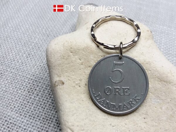 1962 coin keychain with 62 year old Danish Crown R-initial 5 ore as pendant on pattern keyring