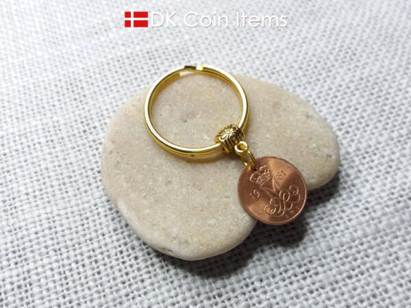 Denmark 1981 coin keychain. 43 year old coin pendant. Initial M 5 ore. 43rd birthday gift. 5th anniversary gift. Danish vintage souvenir