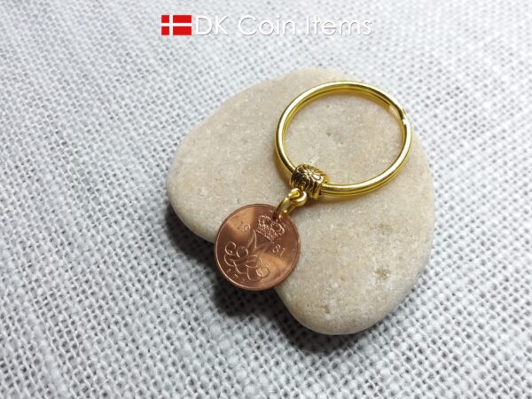 Denmark 1981 coin keychain. 43 year old coin pendant. Initial M 5 ore. 43rd birthday gift. 5th anniversary gift. Danish vintage souvenir