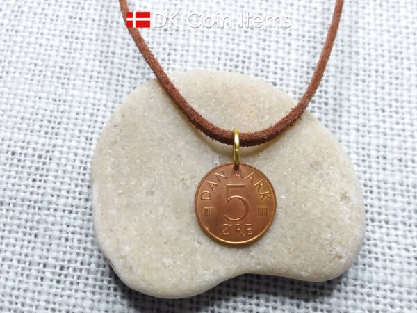 Denmark 1988 coin necklace with a 36 year old Danish 5 ore with Crown M initial as coin pendant. Danish vintage souvenir