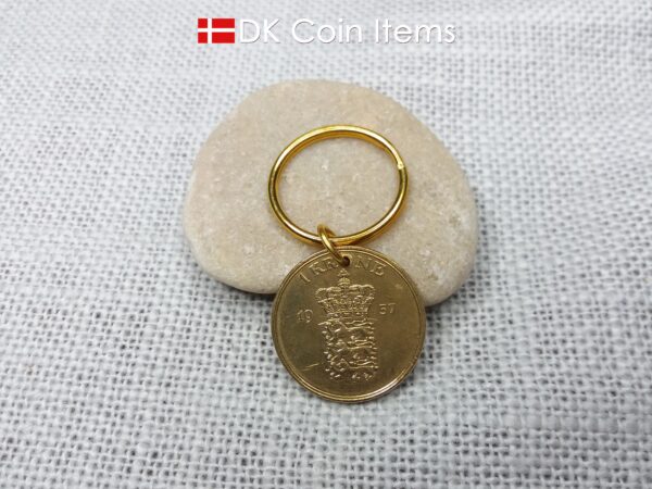 Denmark 1957 coin keychain with golden 67 year old Coat of Arms 1 krone as coin pendant on 25mm keyring