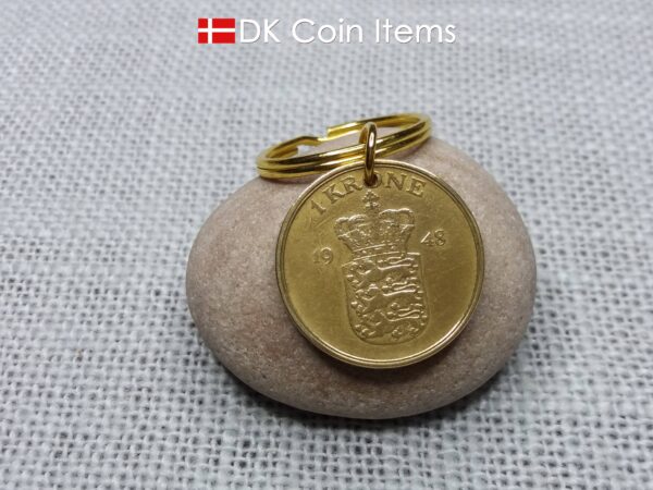 Denmark 1948 coin keychain with golden 76 year old Coat of Arms 1 krone as coin pendant on 25mm keyring