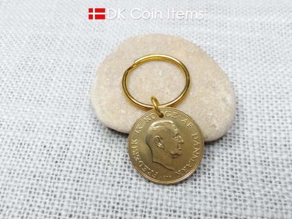 Denmark 1957 coin keychain with golden 67 year old Coat of Arms 1 krone as coin pendant on 25mm keyring