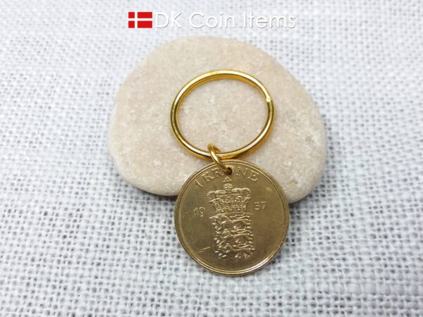 Denmark 1957 coin keychain with golden 67 year old Coat of Arms 1 krone as coin pendant on 25mm keyring