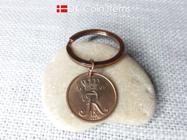 Denmark 1965 coin keychain with 59 year old Crown R initial 25 ore as coin pendant. 59th birthday gift. Danish vintage souvenir