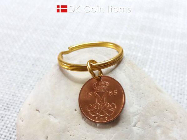 Denmark 1985 coin keychain with 39 year old Crown M initial 5 ore as coin pendant. 39th birthday gift. Danish vintage souvenir