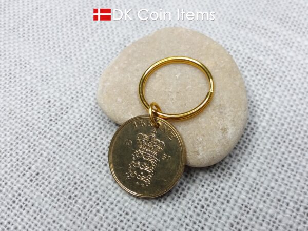 Denmark 1957 coin keychain with golden 67 year old Coat of Arms 1 krone as coin pendant on 25mm keyring