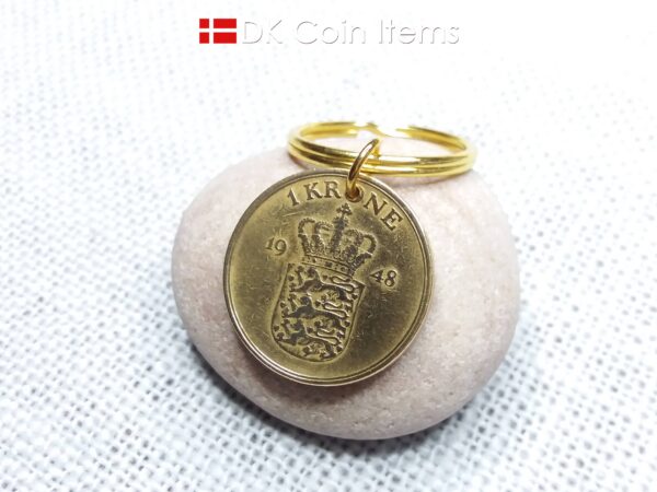 Denmark 1948 coin keychain with golden 76 year old Coat of Arms 1 krone as coin pendant on 25mm keyring