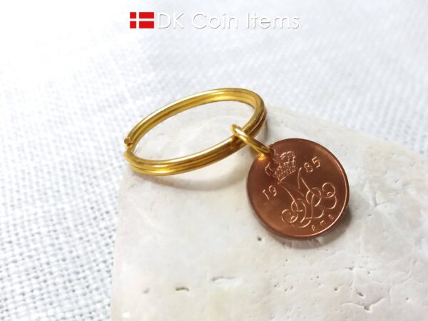 Denmark 1985 coin keychain with 39 year old Crown M initial 5 ore as coin pendant. 39th birthday gift. Danish vintage souvenir