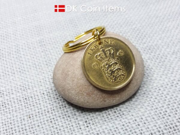 Denmark 1948 coin keychain with golden 76 year old Coat of Arms 1 krone as coin pendant on 25mm keyring