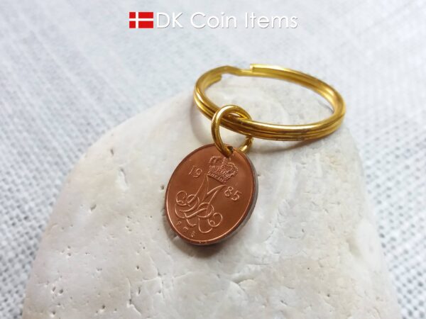 Denmark 1985 coin keychain with 39 year old Crown M initial 5 ore as coin pendant. 39th birthday gift. Danish vintage souvenir