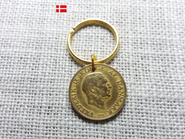 Denmark 1948 coin keychain with golden 76 year old Coat of Arms 1 krone as coin pendant on 25mm keyring