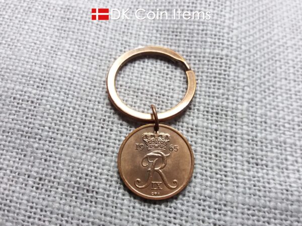 Denmark 1965 coin keychain with 59 year old Crown R initial 25 ore as coin pendant. 59th birthday gift. Danish vintage souvenir