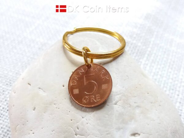 Denmark 1985 coin keychain with 39 year old Crown M initial 5 ore as coin pendant. 39th birthday gift. Danish vintage souvenir