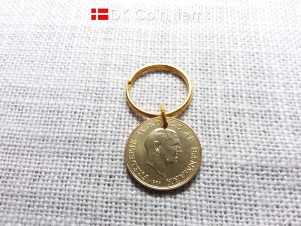 Denmark 1957 coin keychain with golden 67 year old Coat of Arms 1 krone as coin pendant on 25mm keyring