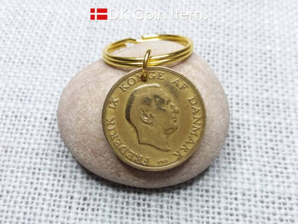 Denmark 1948 coin keychain with golden 76 year old Coat of Arms 1 krone as coin pendant on 25mm keyring