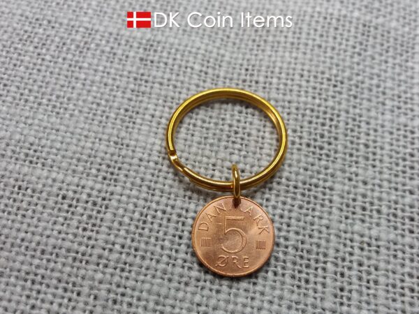 Denmark 1985 coin keychain with 39 year old Crown M initial 5 ore as coin pendant. 39th birthday gift. Danish vintage souvenir